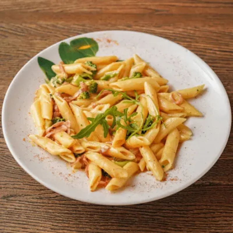 Penne Broccoli mit Truthahn und Sahnesauce